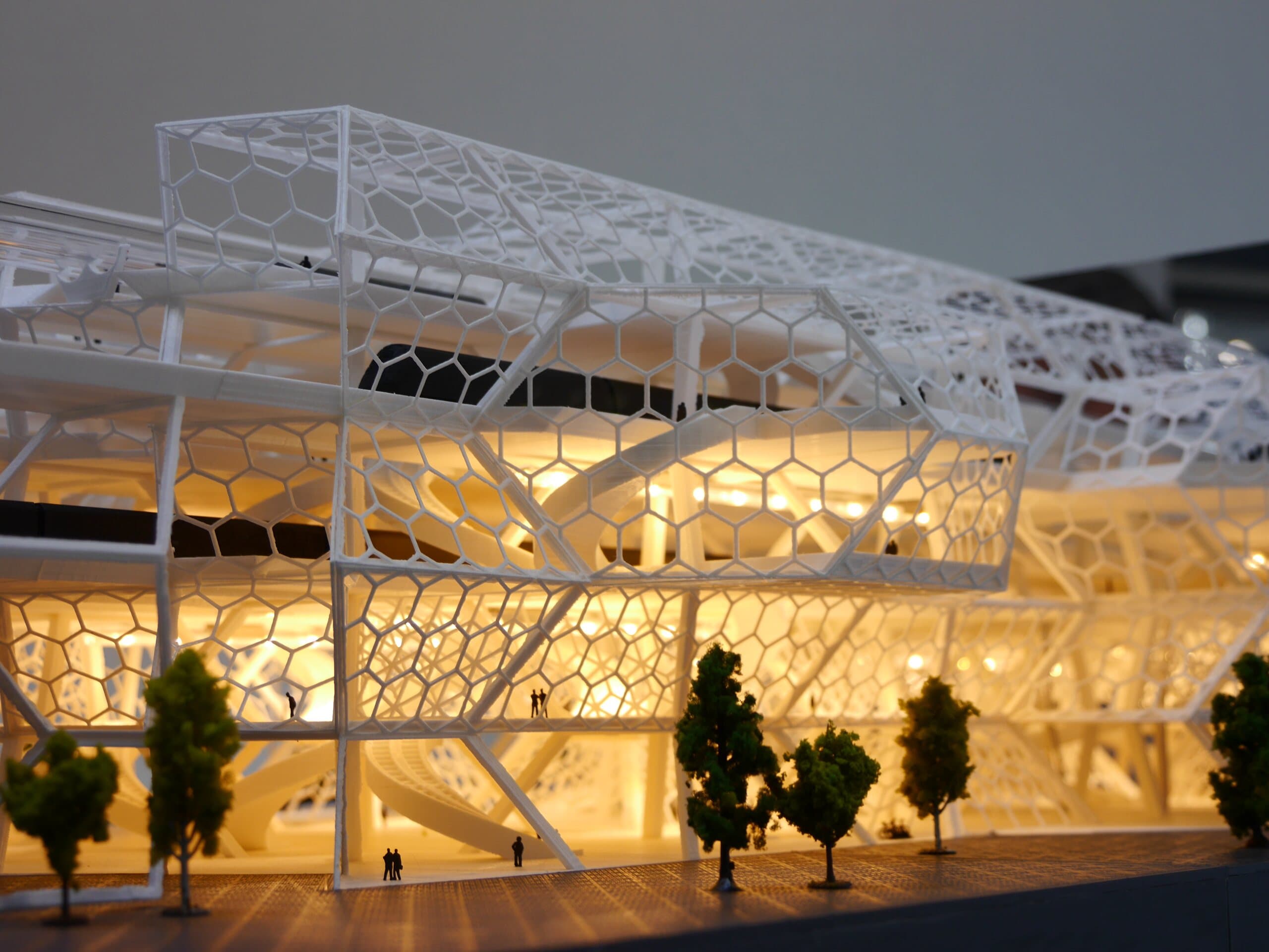 Verlicht 3D-geprint schaalmodel van het HyperHub-station bij nacht